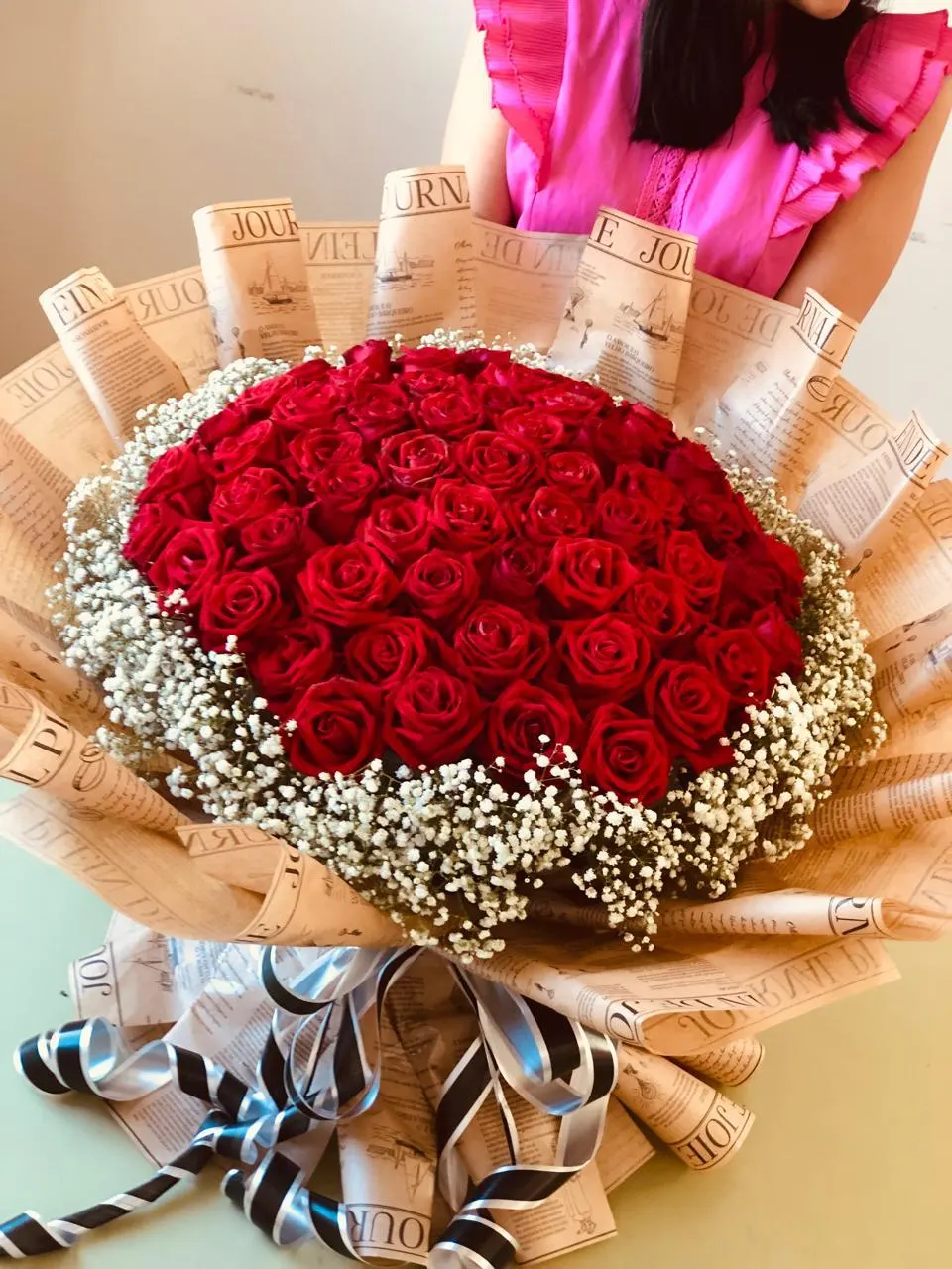 Buquê 90 Rosas Importadas Vermelhas + Gypsophila